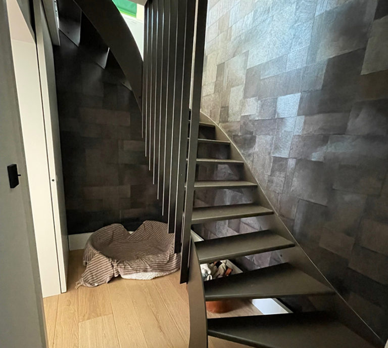 Escalier marches tolés et garde-corps à barreaux