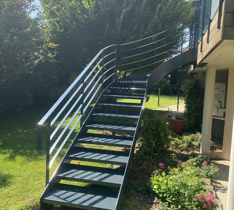 Escalier double limons marches en tôle pliée et garde-corps acier 4 lisses finition thermolaqué
