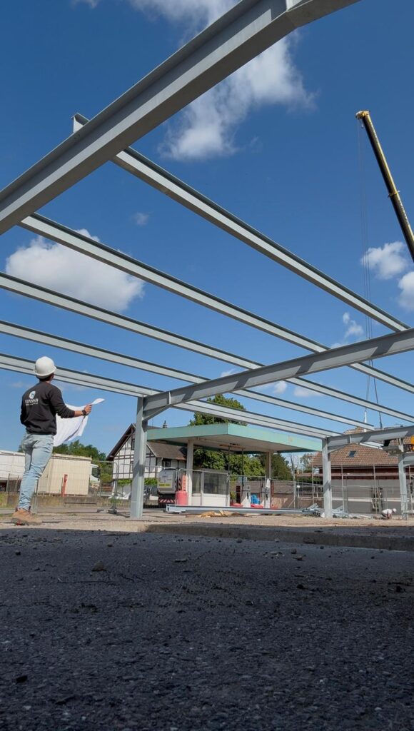 Ombrière photovoltaïque en charpente métallique